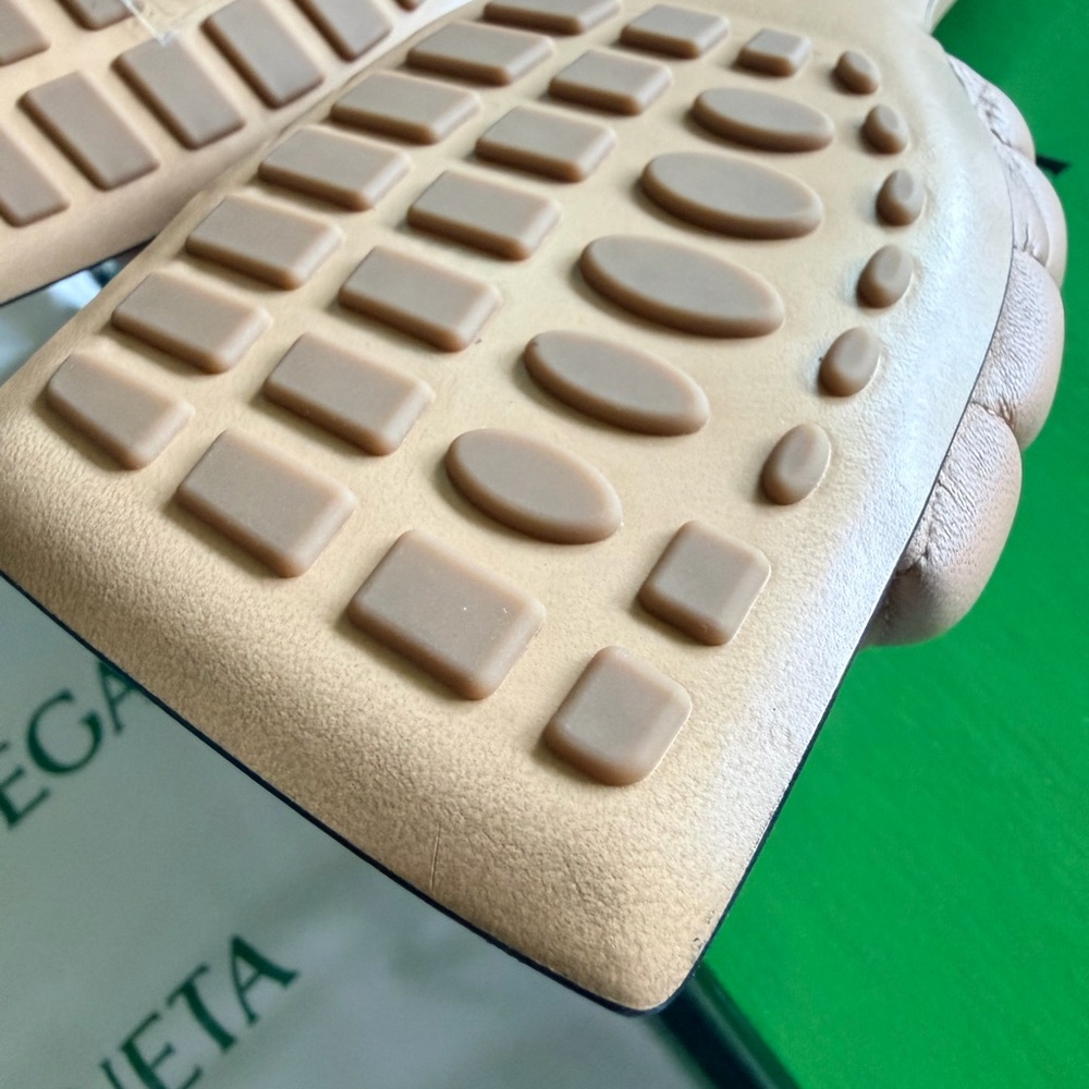 Bottega Veneta Quilted Padded Slide Sandals in Beige - Picture 5 of 8